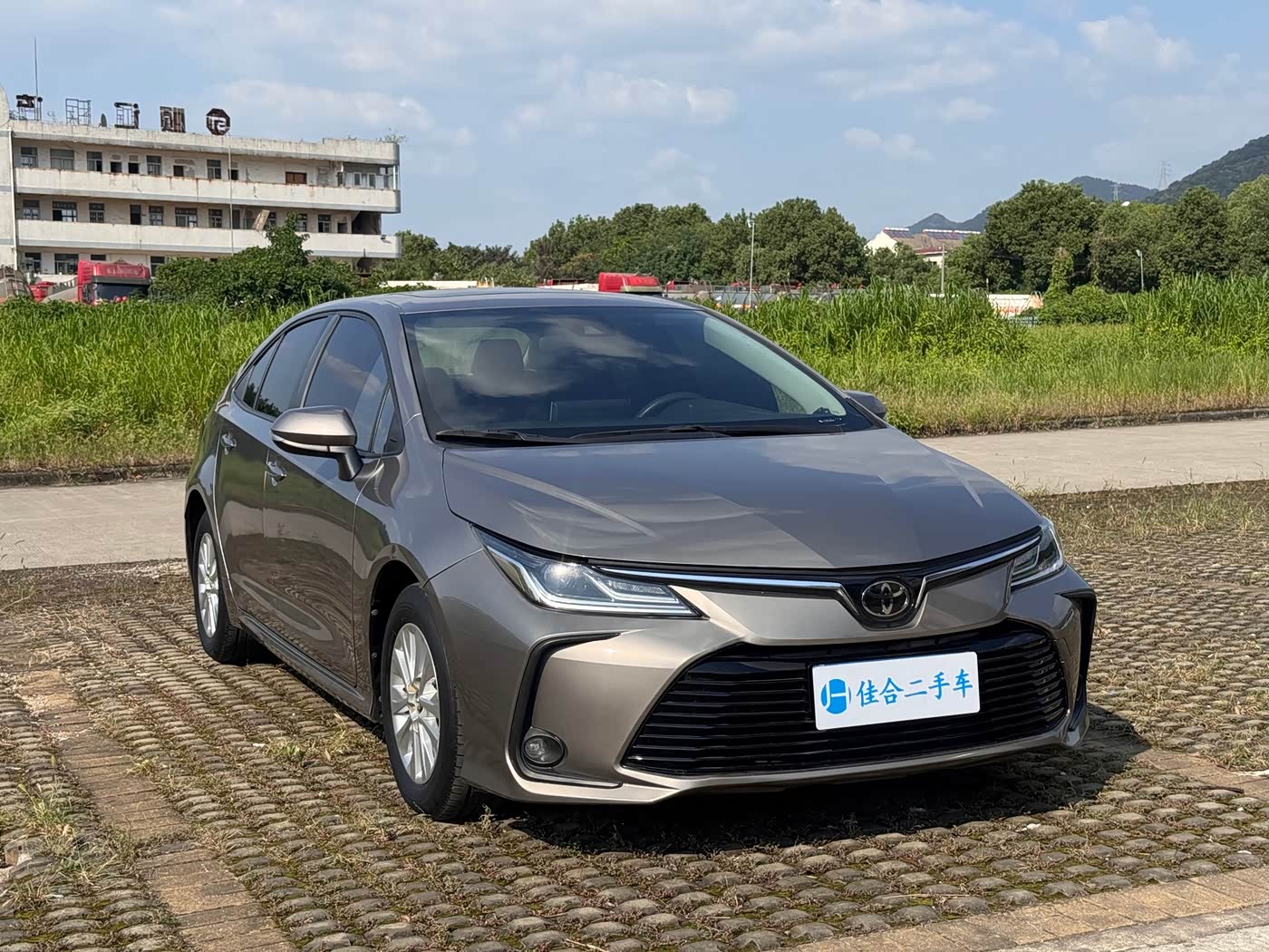 Toyota Corolla 1.5 л 2021 г. Серебристо-серый, пробег 50000 км