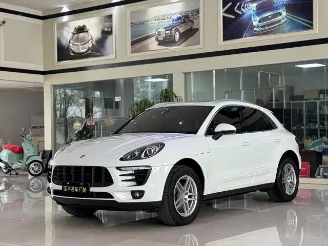 PORSCHE MACAN