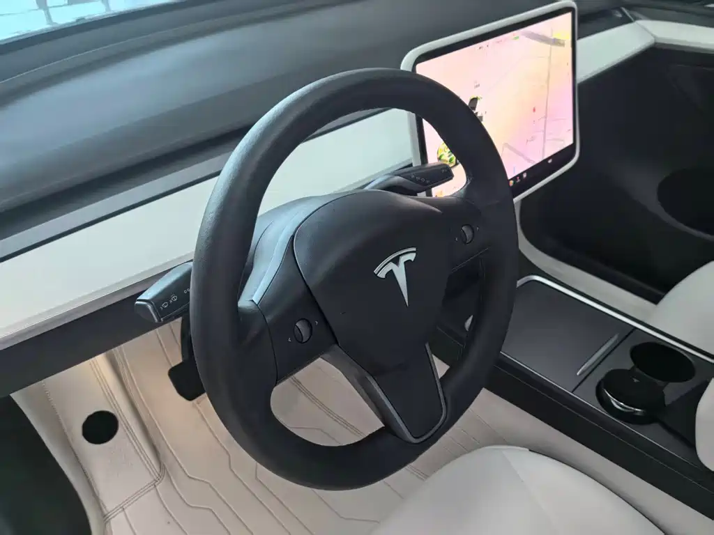 Tesla Model Y — миниатюра 14