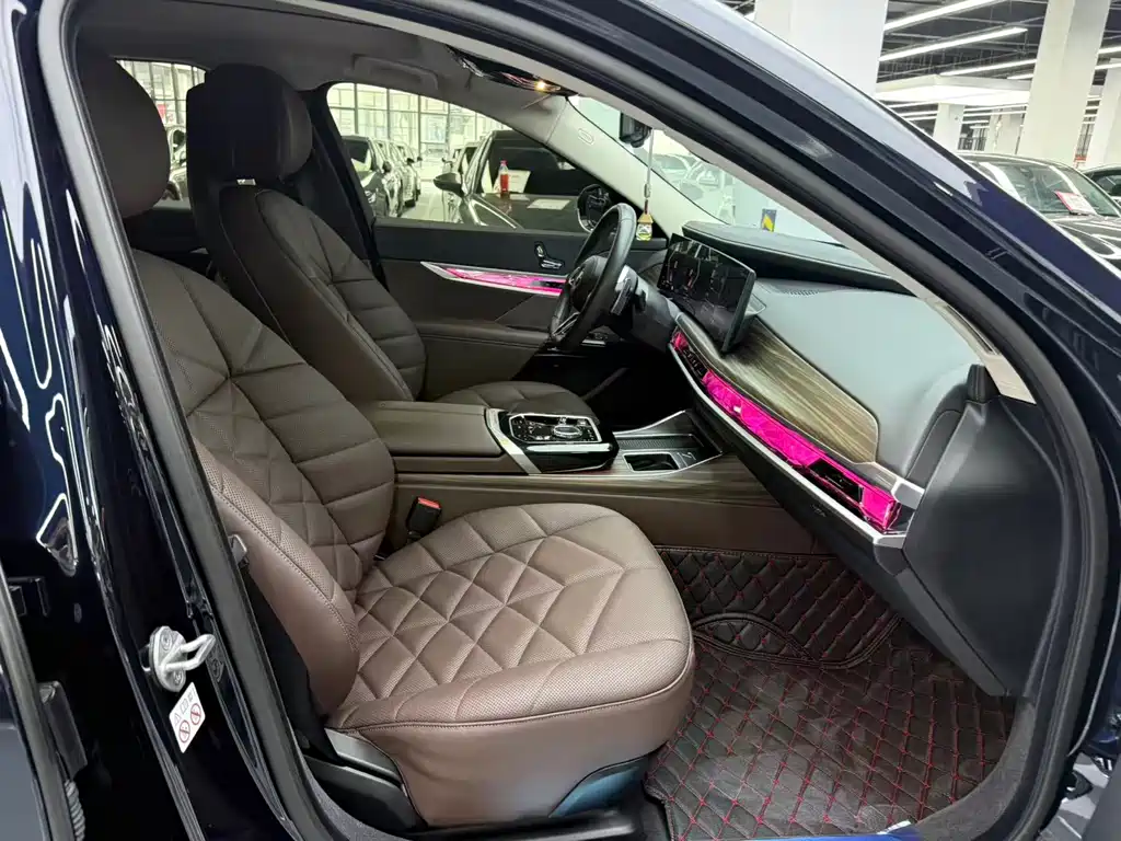 BMW 7 Series — миниатюра 11
