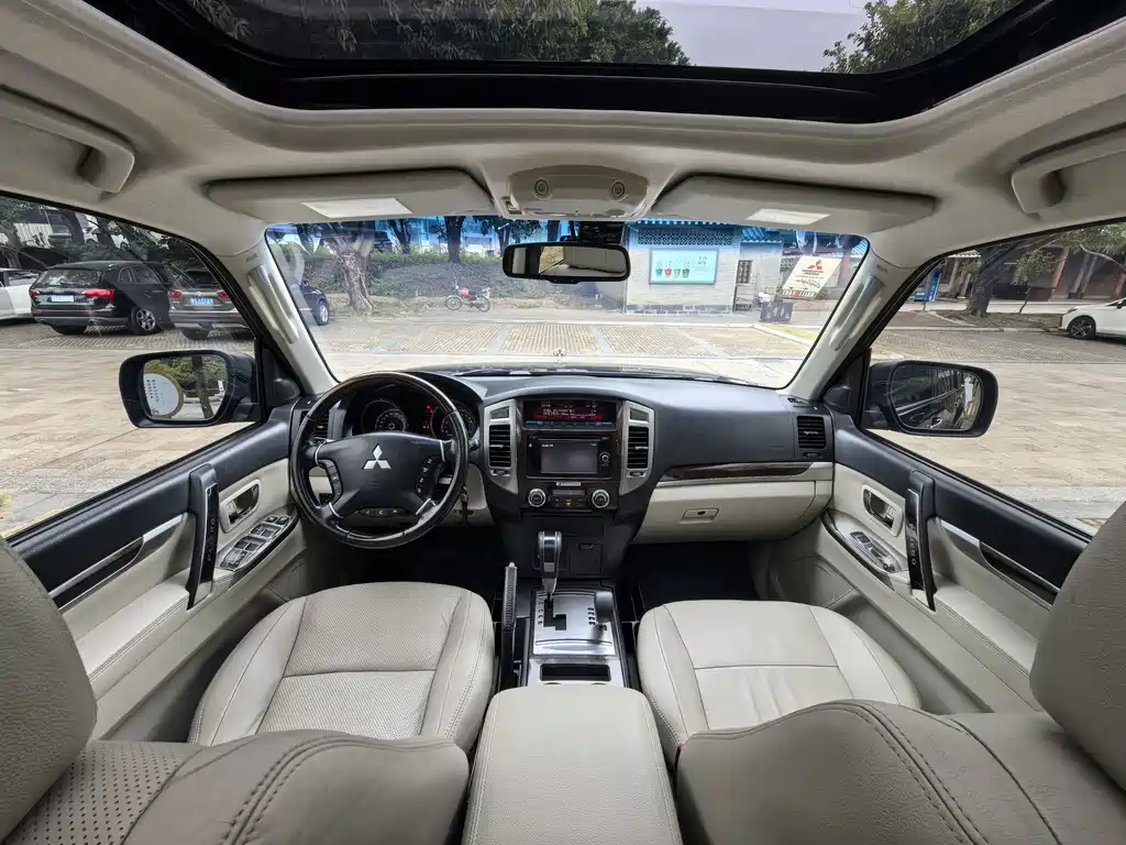 Mitsubishi Pajero (Import) — миниатюра 5