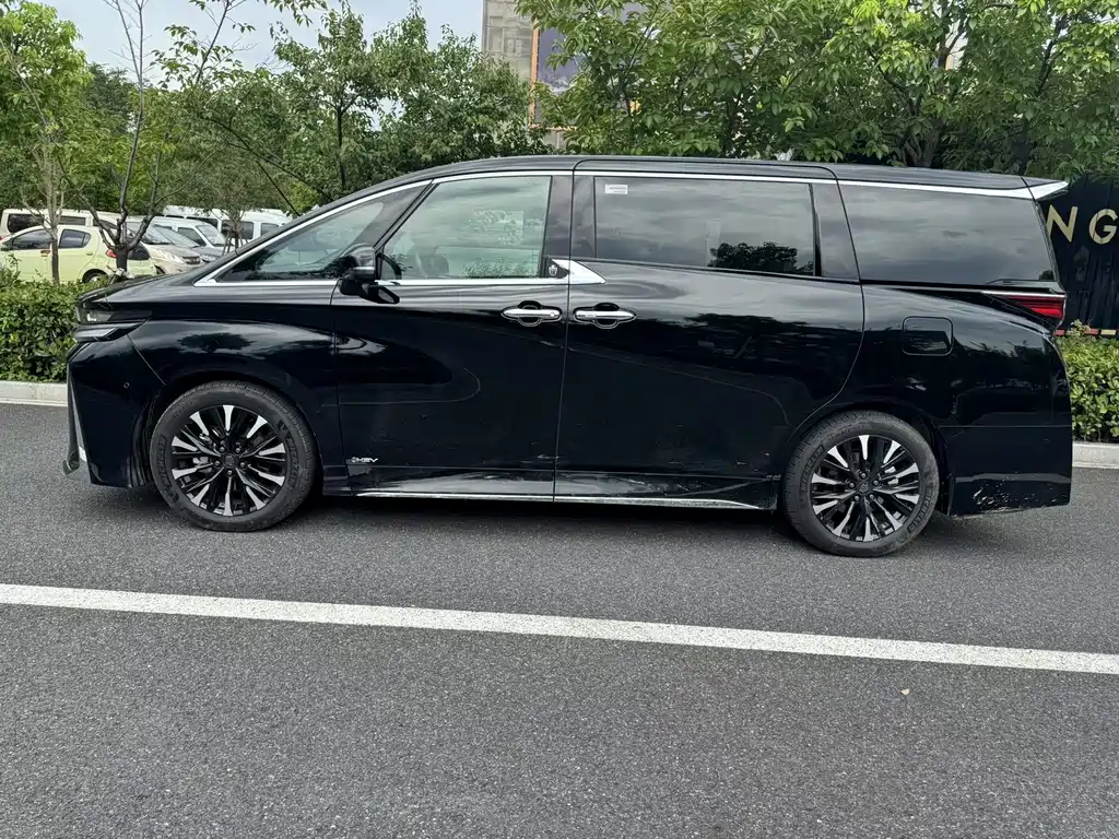 Toyota Vellfire — миниатюра 2