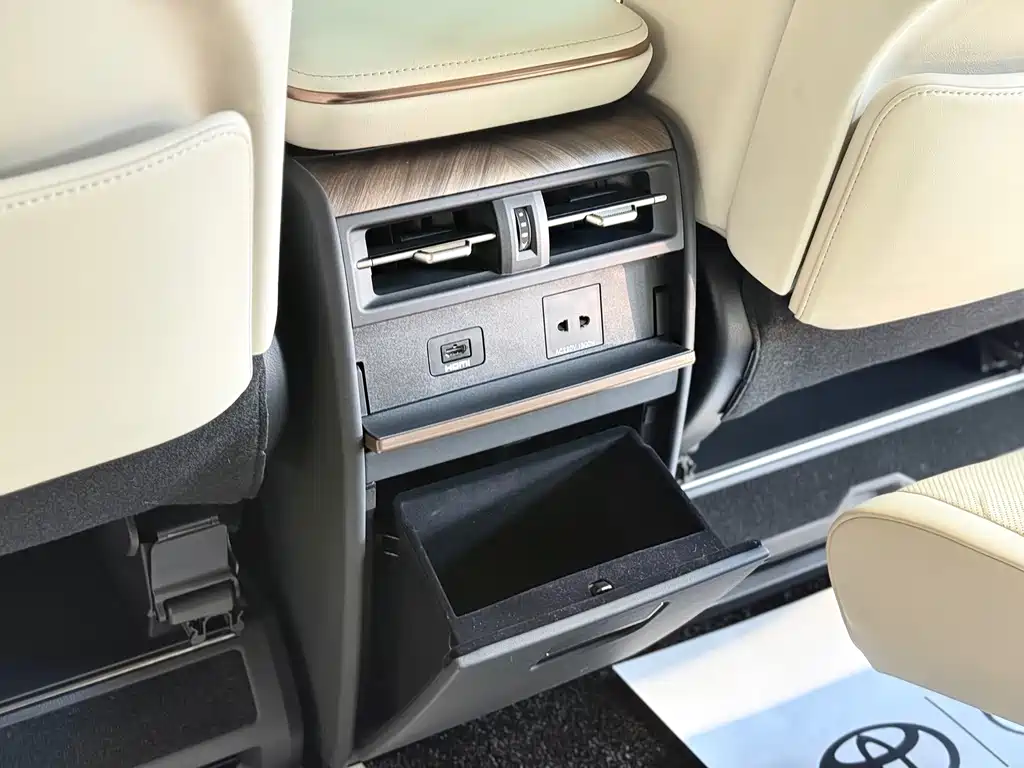 Lexus LM — миниатюра 17