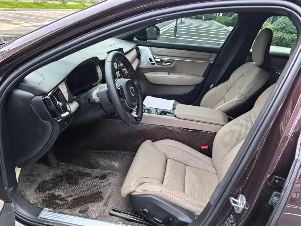 Volvo S90 2026 B5 Luxury