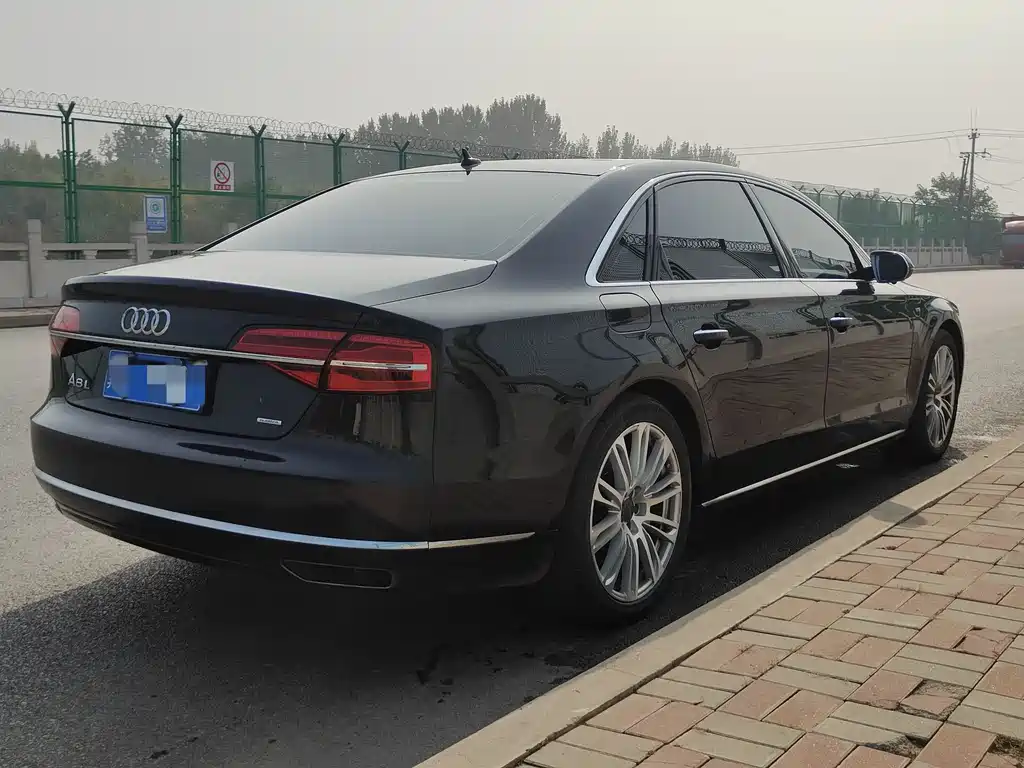 AUDI A8