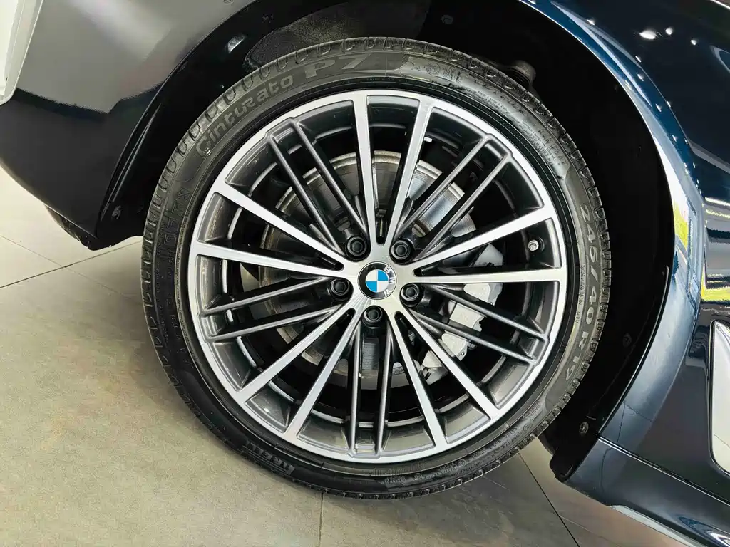 BMW 5 Series — миниатюра 10