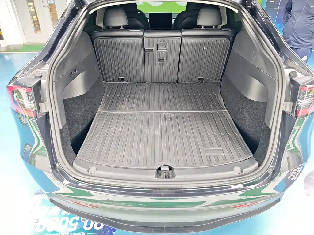 Tesla Model Y — миниатюра 18
