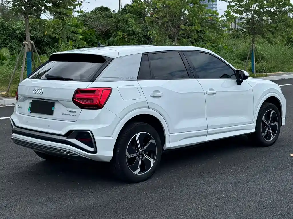Audi Q2L e-tron — миниатюра 4