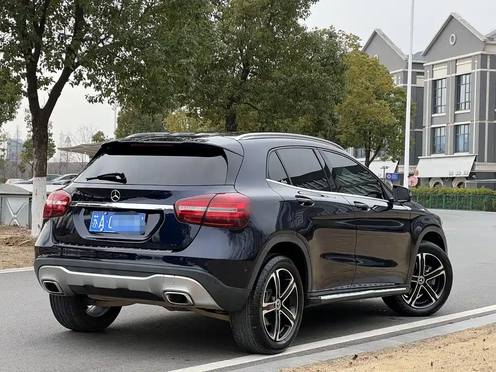 MERCEDES-BENZ GLA