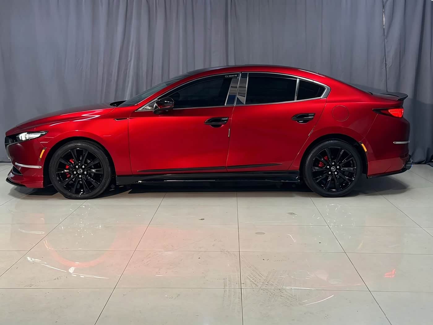 Mazda Mazda3 Axela 2.0 л 2023 г. красный/фиолетовый, пробег 15000 км