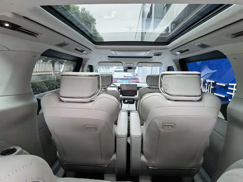 Volvo EM90 — миниатюра 8