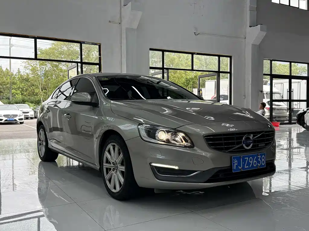 Volvo S60 PHEV — миниатюра 3