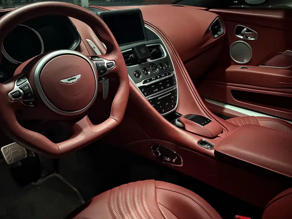 Aston Martin DB11 — миниатюра 5