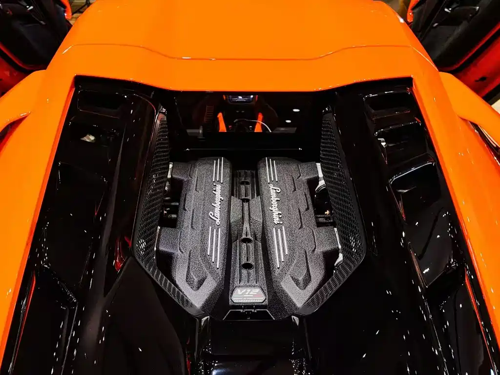 LAMBORGHINI REVUELTO