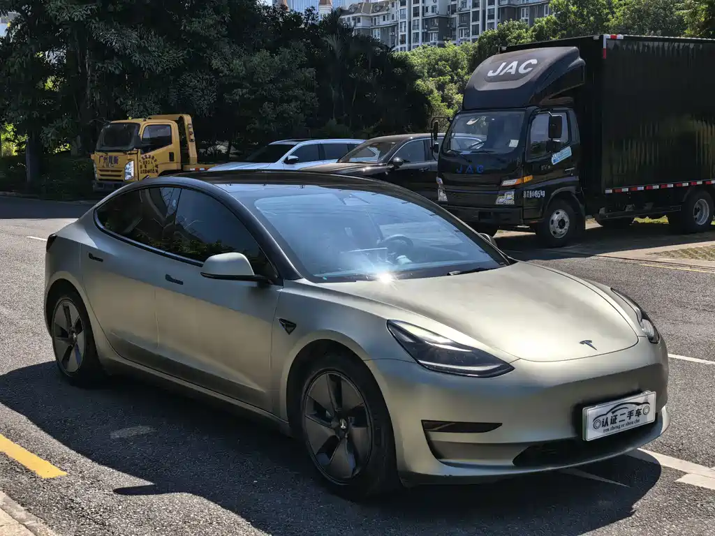 Tesla Model 3 — миниатюра 3