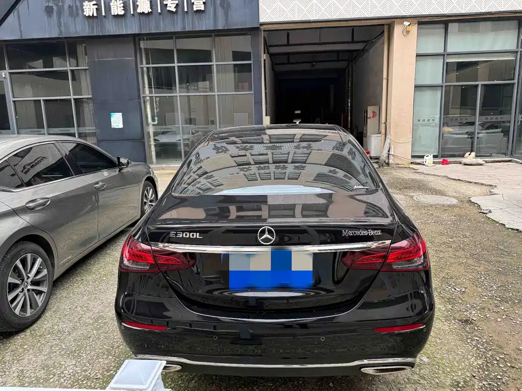 Mercedes-Benz E-Class — миниатюра 8