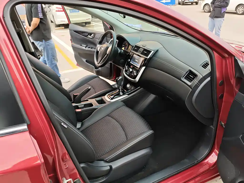 Nissan Tiida — миниатюра 7