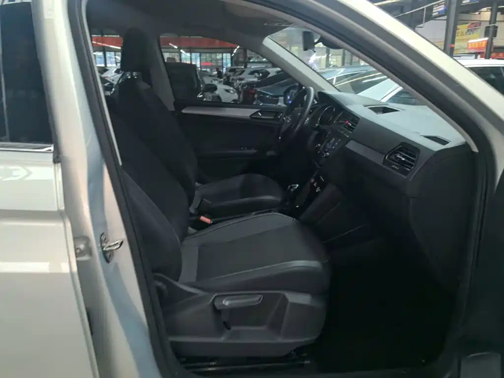 Volkswagen Tiguan L — миниатюра 25
