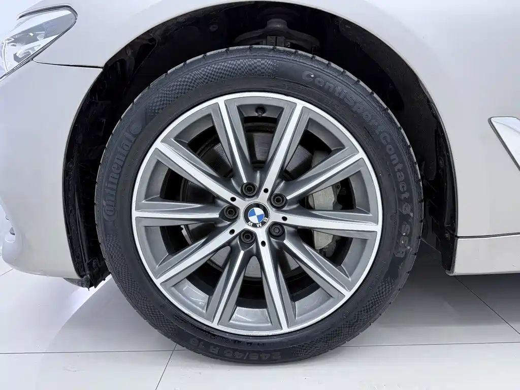 BMW 5 Series — миниатюра 17