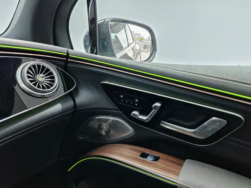 Mercedes-Benz EQS SUV — миниатюра 16
