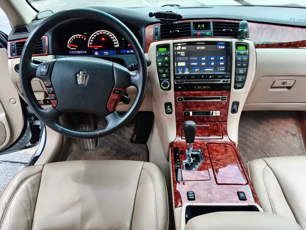 Toyota Crown — миниатюра 9