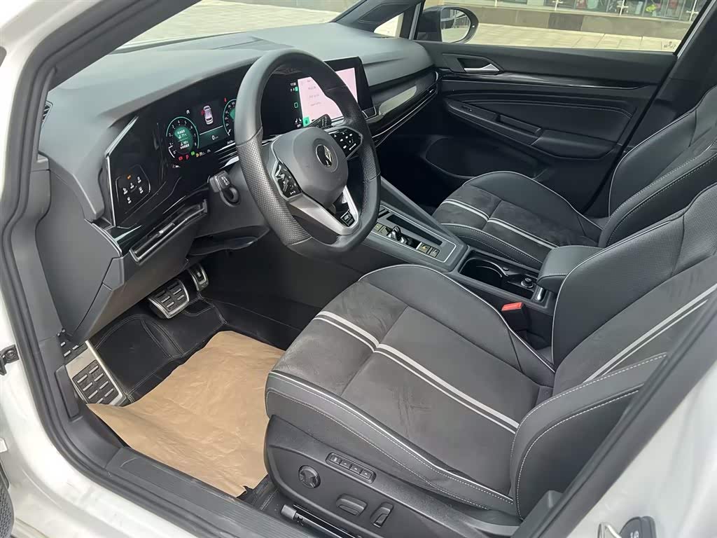 Volkswagen Golf 1.4 л 2023 г. Белый, пробег 27000 км