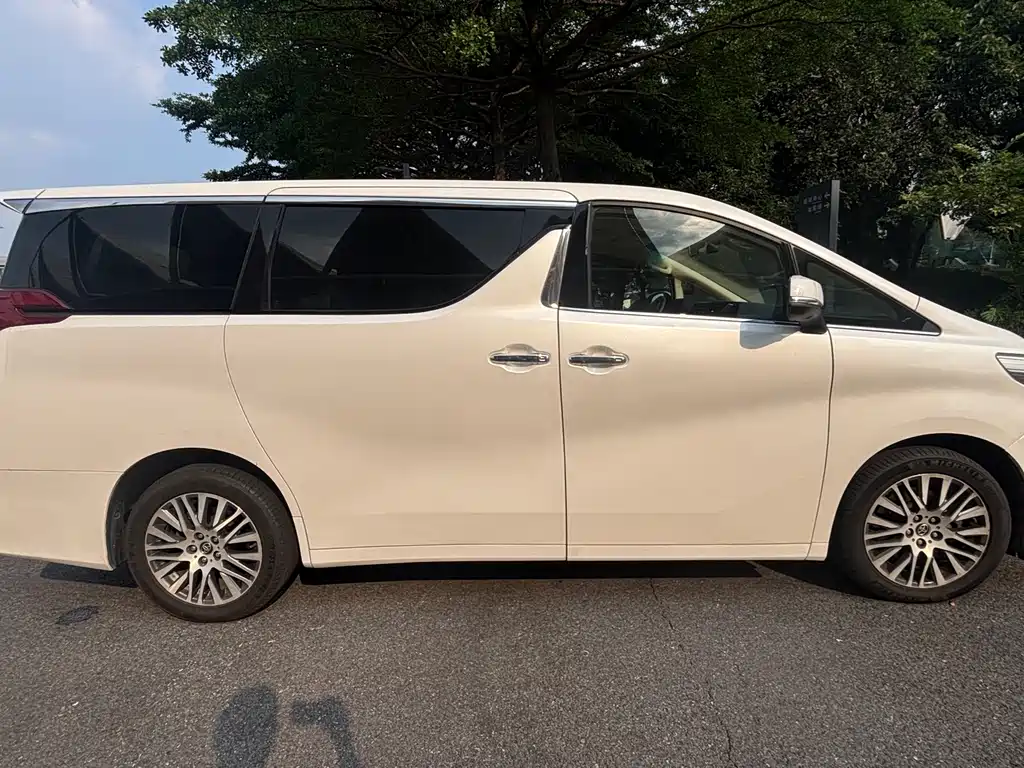 Toyota Alphard — миниатюра 4