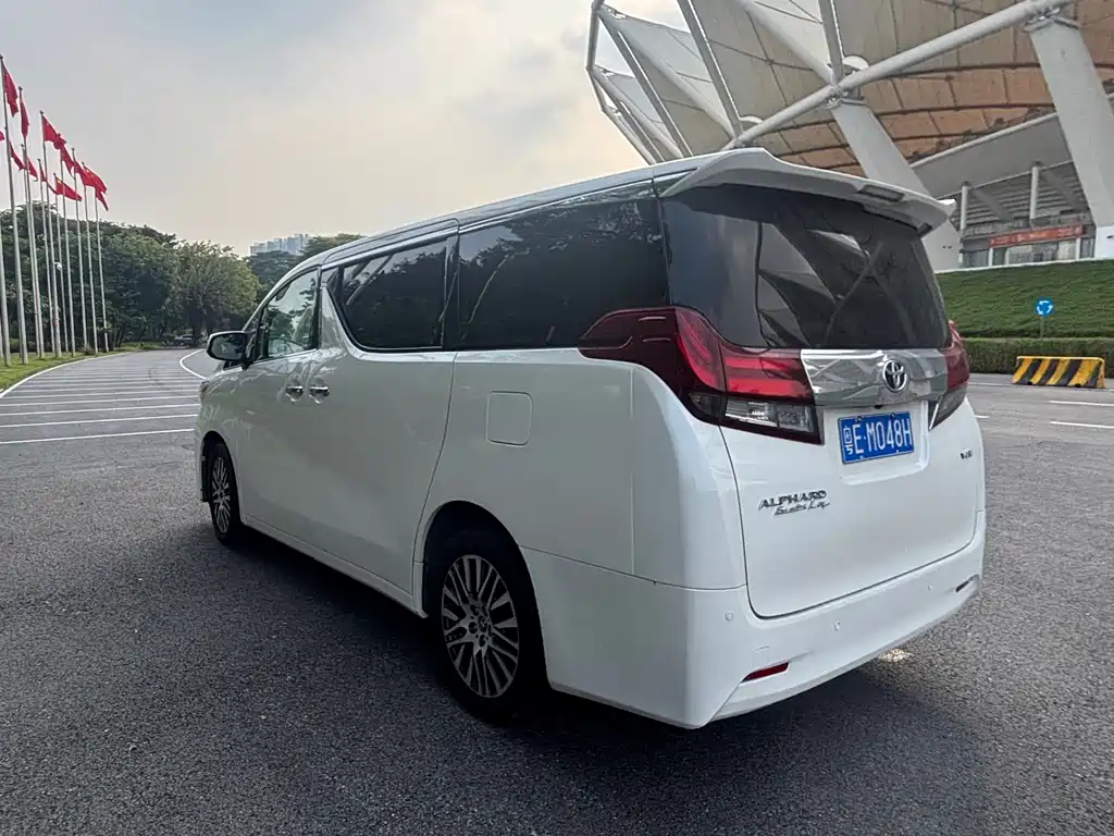 Toyota Alphard — миниатюра 8