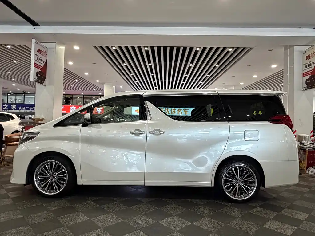 Toyota Alphard — миниатюра 5
