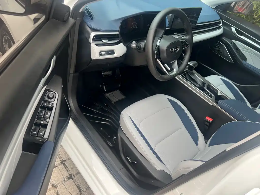 Geely Emgrand 2022 4 1.5L CVT Flagship