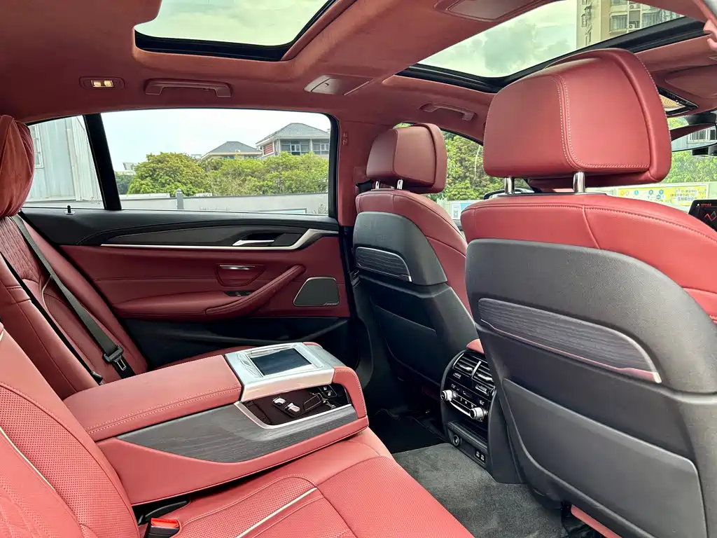 BMW 5 Series — миниатюра 13