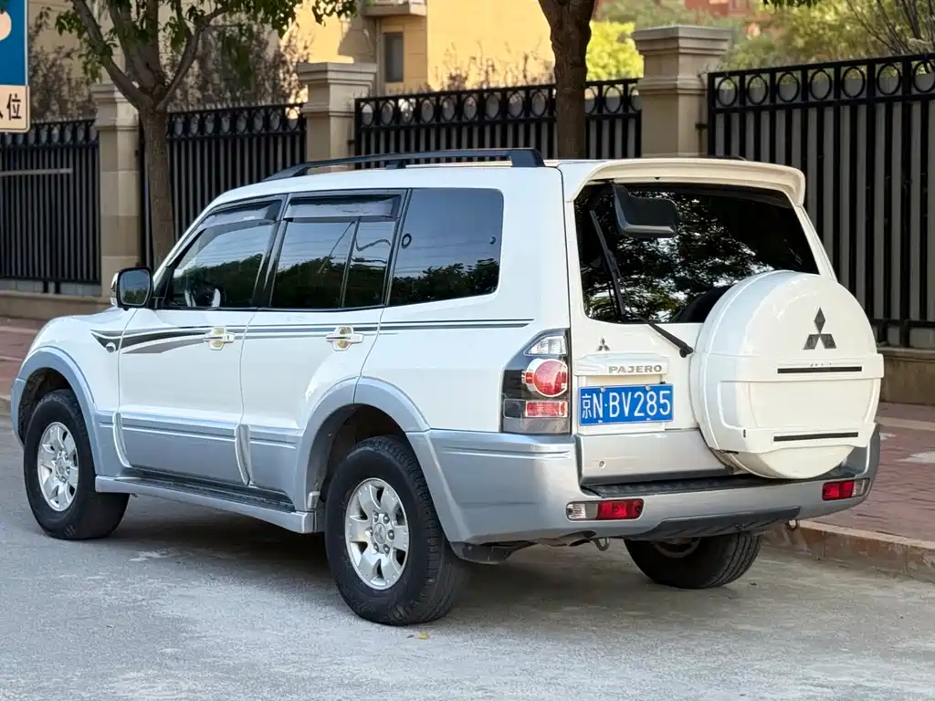 Mitsubishi Pajero — миниатюра 7