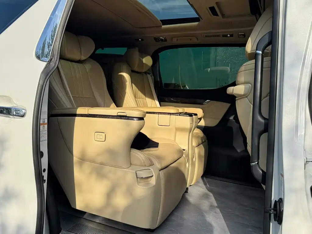 Toyota Vellfire — миниатюра 6
