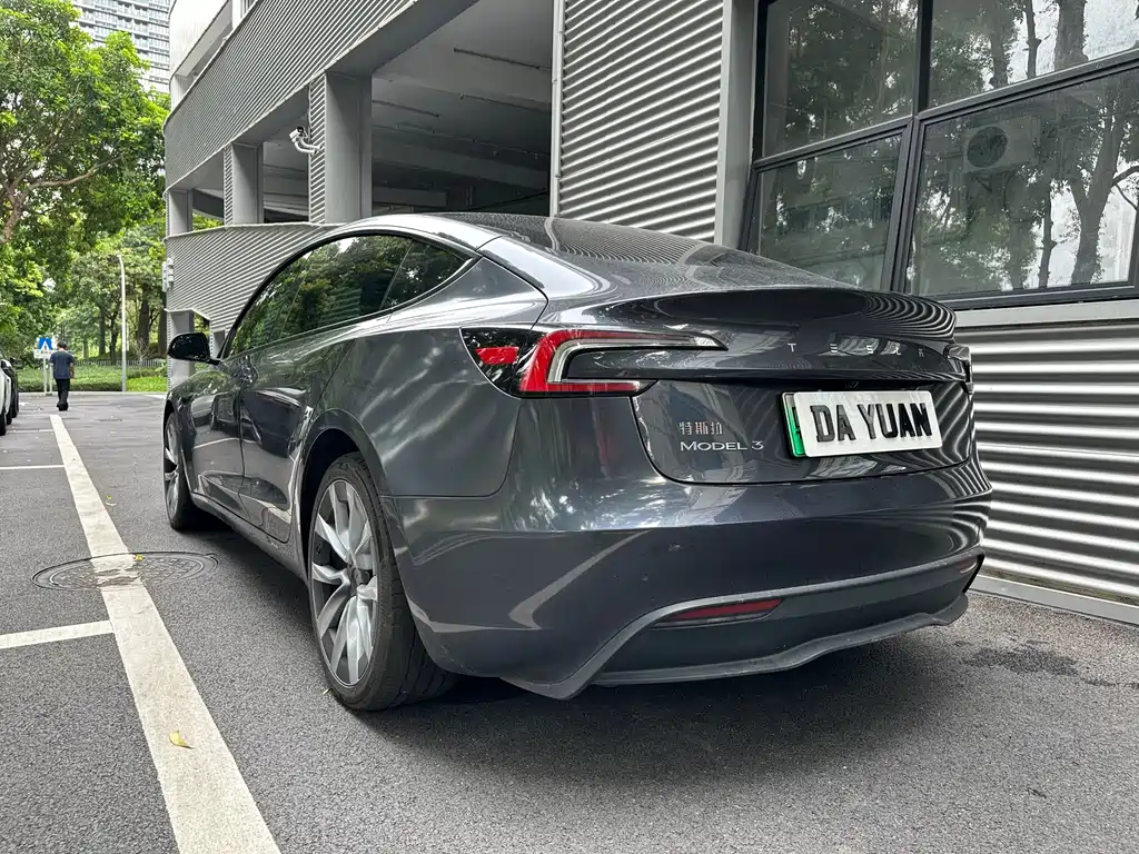 Tesla Model 3 — миниатюра 16