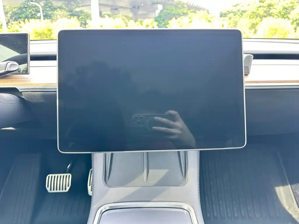 Tesla Model Y — миниатюра 15