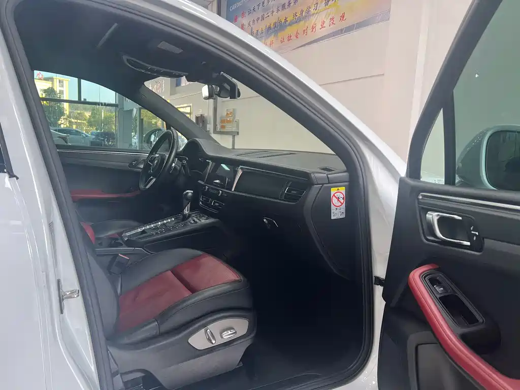 PORSCHE MACAN