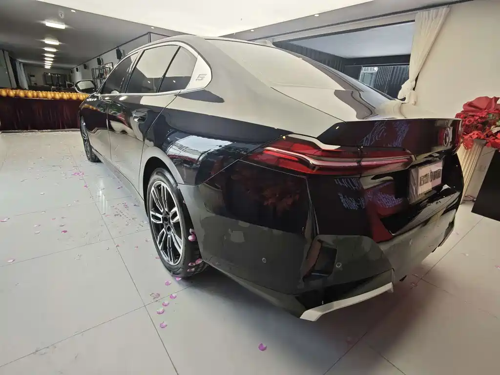 BMW 5 Series — миниатюра 15