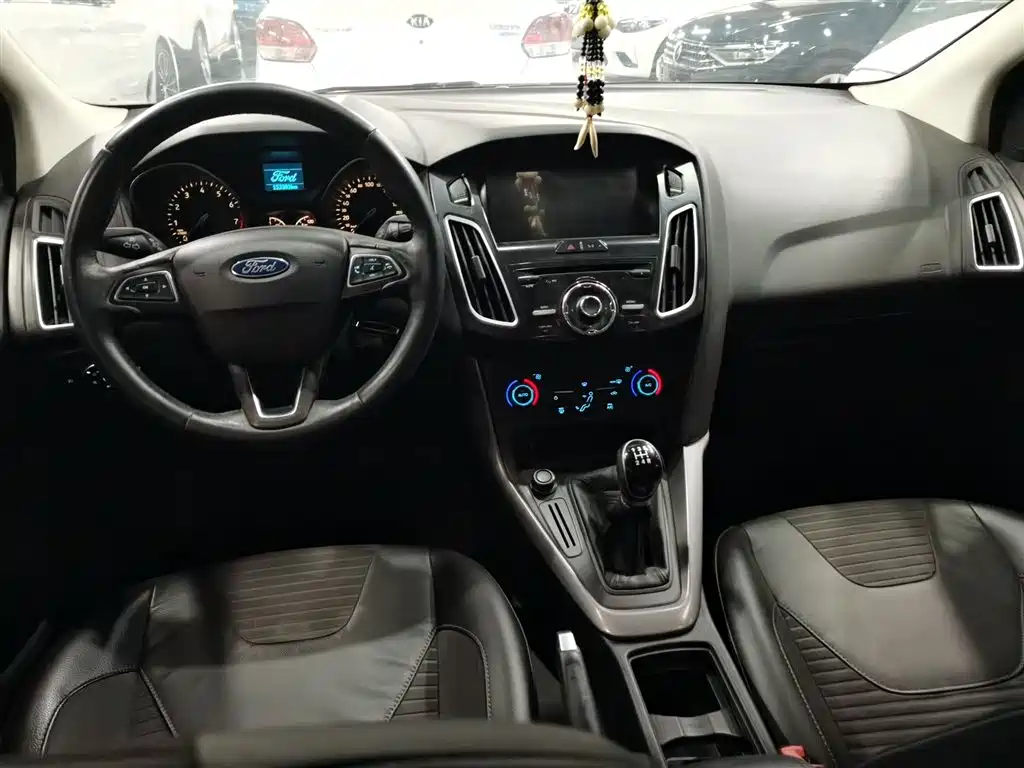 Ford Focus 2015 1.6L MT