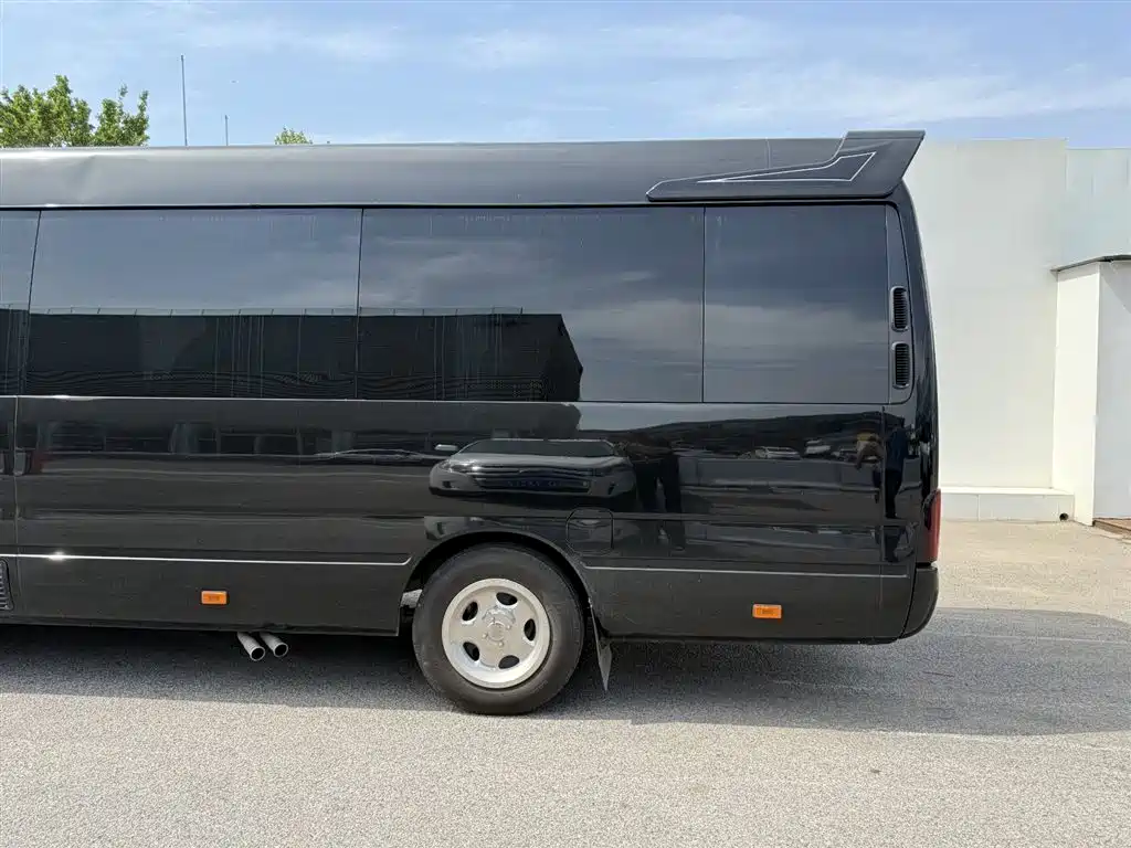 Toyota Coaster — миниатюра 4