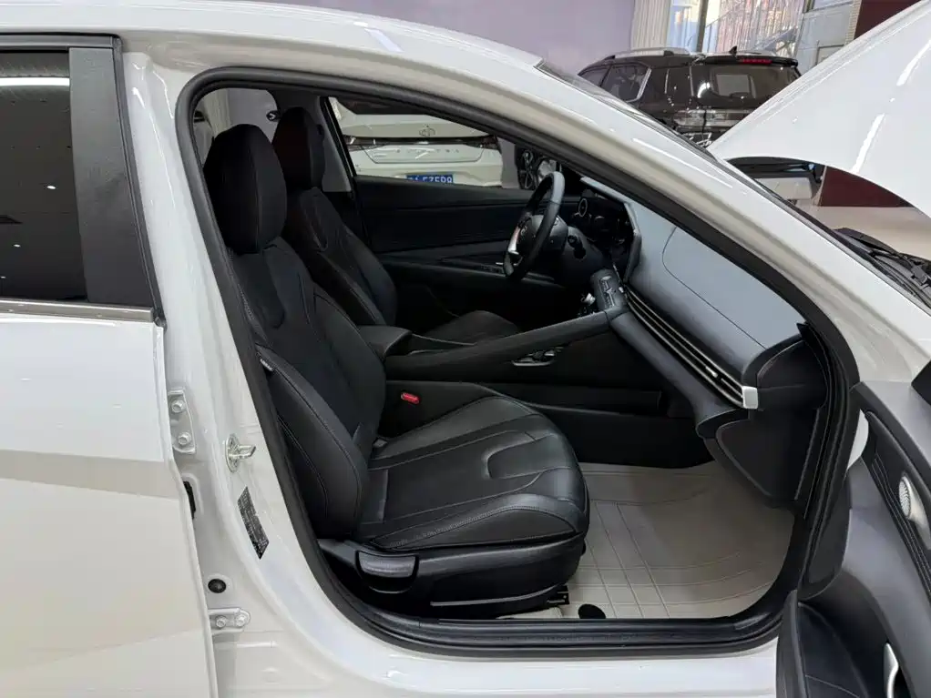Hyundai Elantra — миниатюра 21