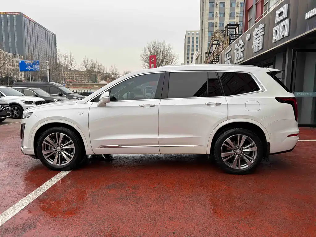 CADILLAC XT6