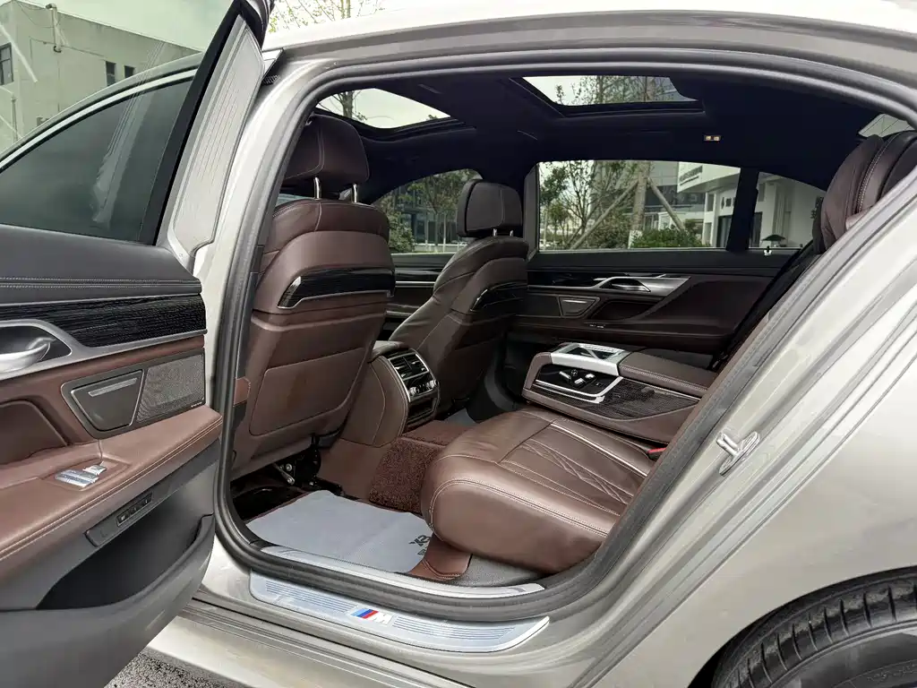 BMW 7 Series — миниатюра 5