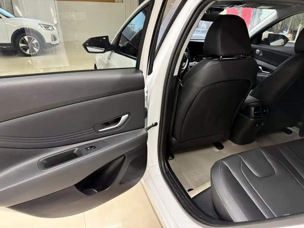 Hyundai Elantra — миниатюра 17