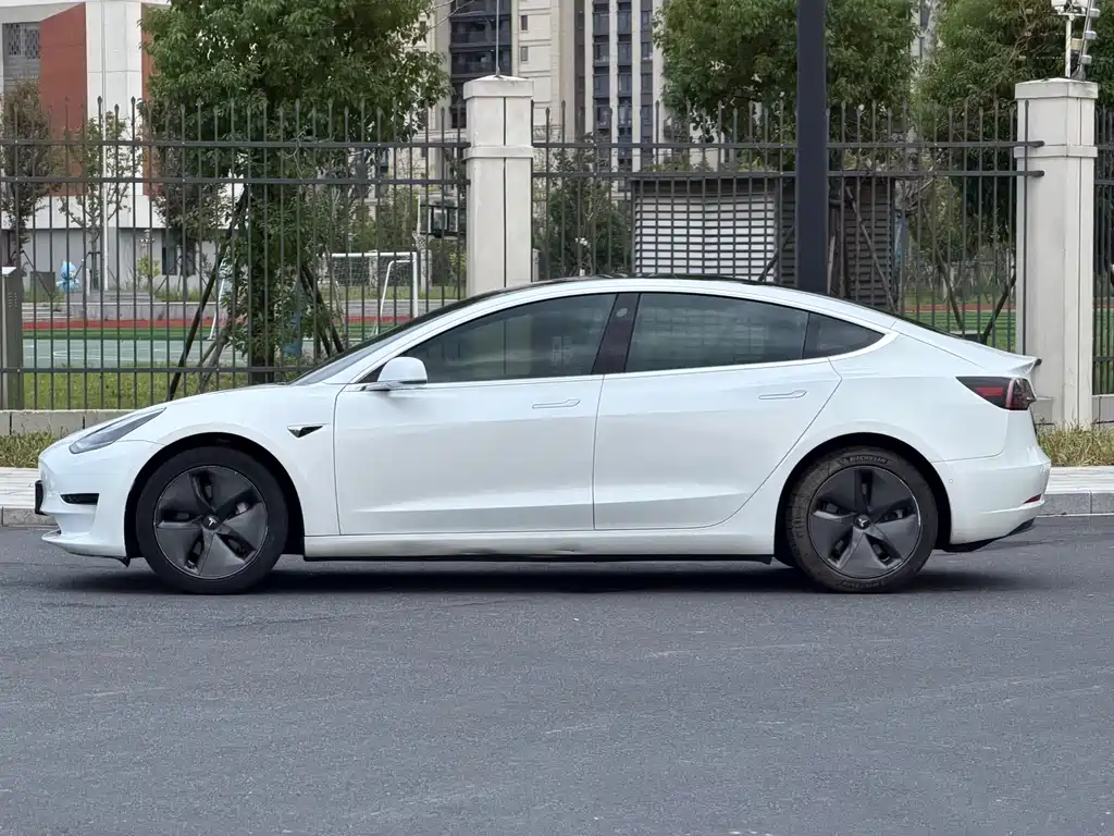 Tesla Model 3 — миниатюра 3