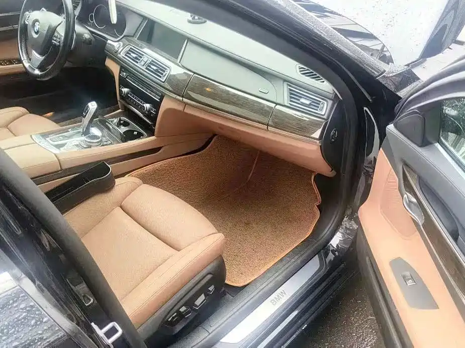 BMW 7 Series — миниатюра 9