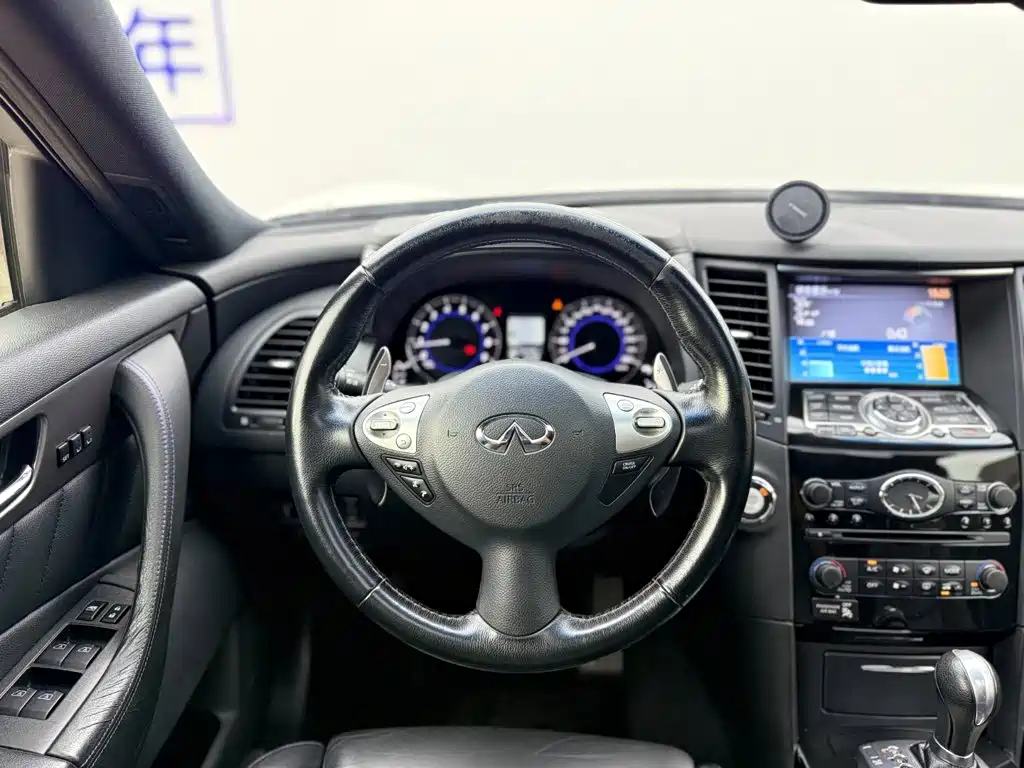 Infiniti QX70 — миниатюра 13