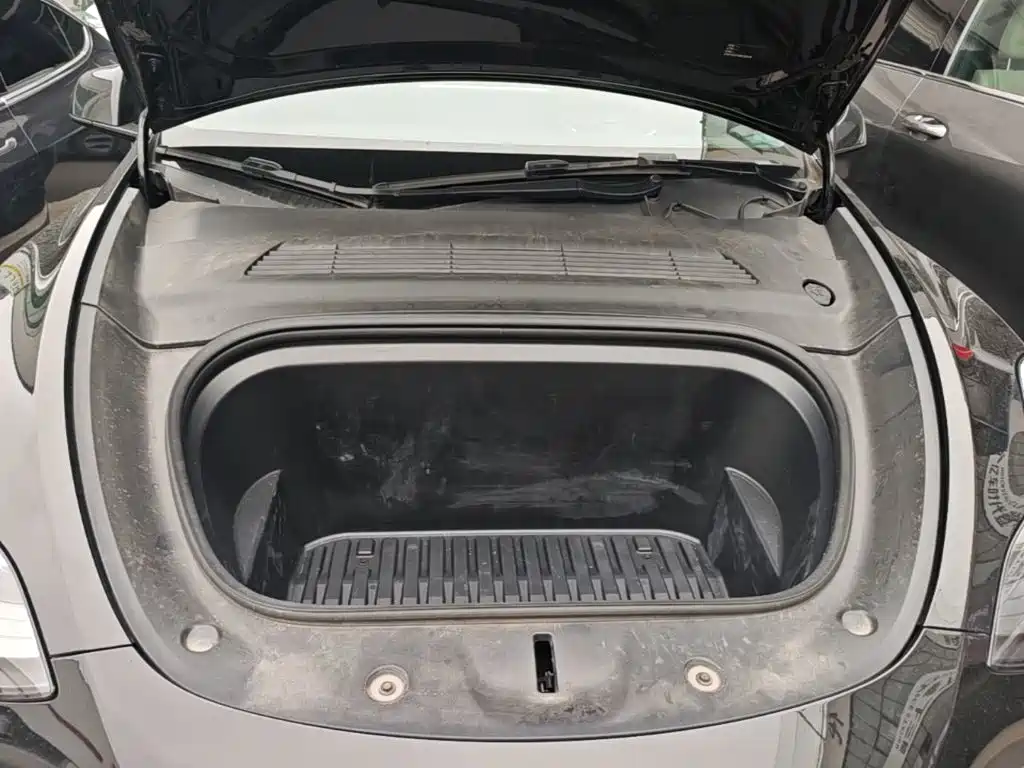 Tesla Model Y — миниатюра 20