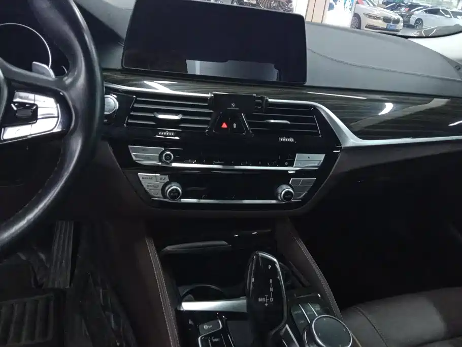 BMW 5 Series — миниатюра 16