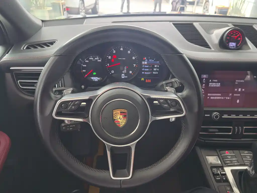 PORSCHE MACAN