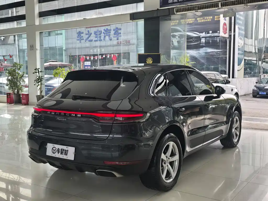 PORSCHE MACAN